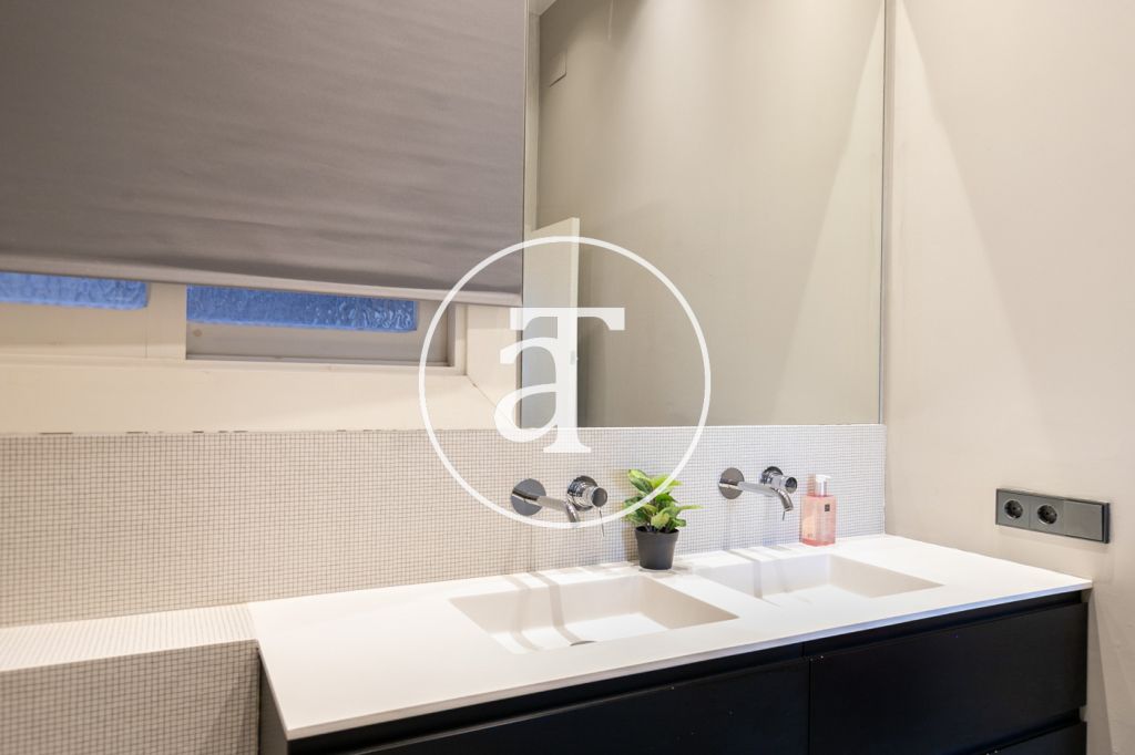 Piso de alquiler temporal de 2 habitaciones con 2 baños y balcón en Calle Mallorca en el Eixample 26