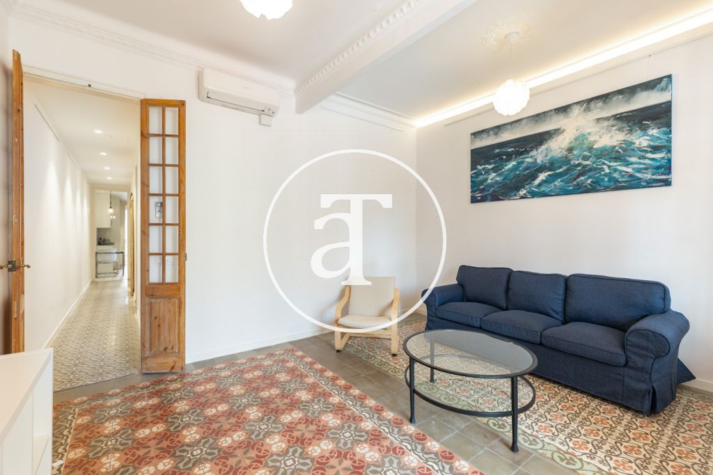 Monthly rental apartment with 2 bedrooms, 1 bathroom, toilet and balcony in the Eixample district
