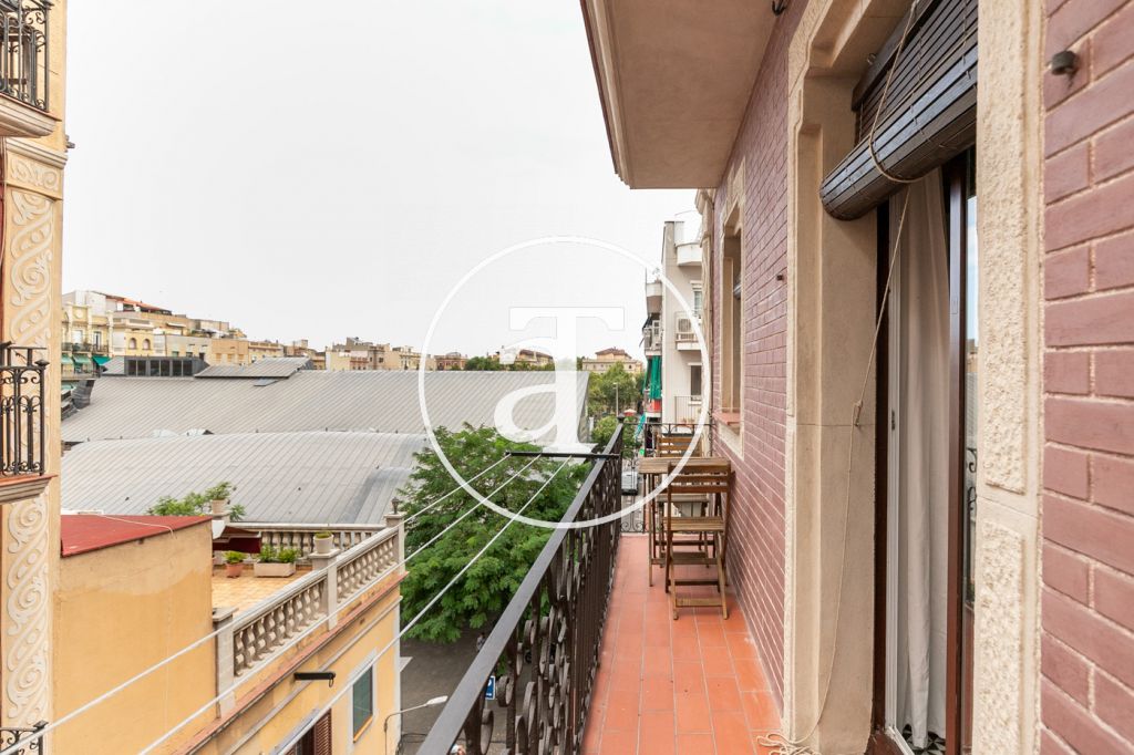 Furnished and equipped studio with balcony steps away from Paseo Joan de Borbó 16