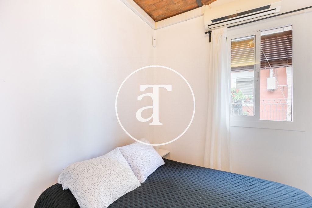 Furnished and equipped studio with balcony steps away from Paseo Joan de Borbó 19
