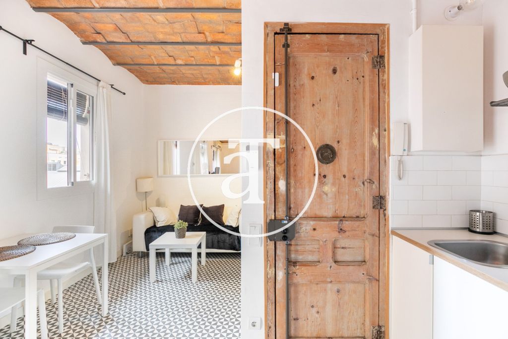 Furnished and equipped studio with balcony steps away from Paseo Joan de Borbó 9