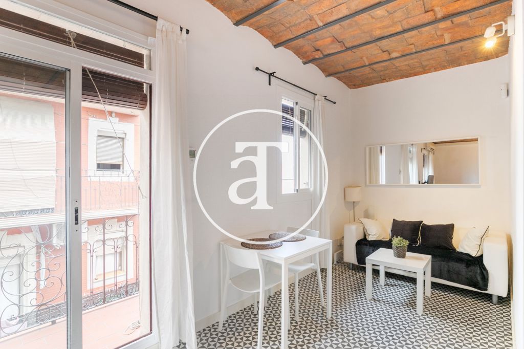 Furnished and equipped studio with balcony steps away from Paseo Joan de Borbó