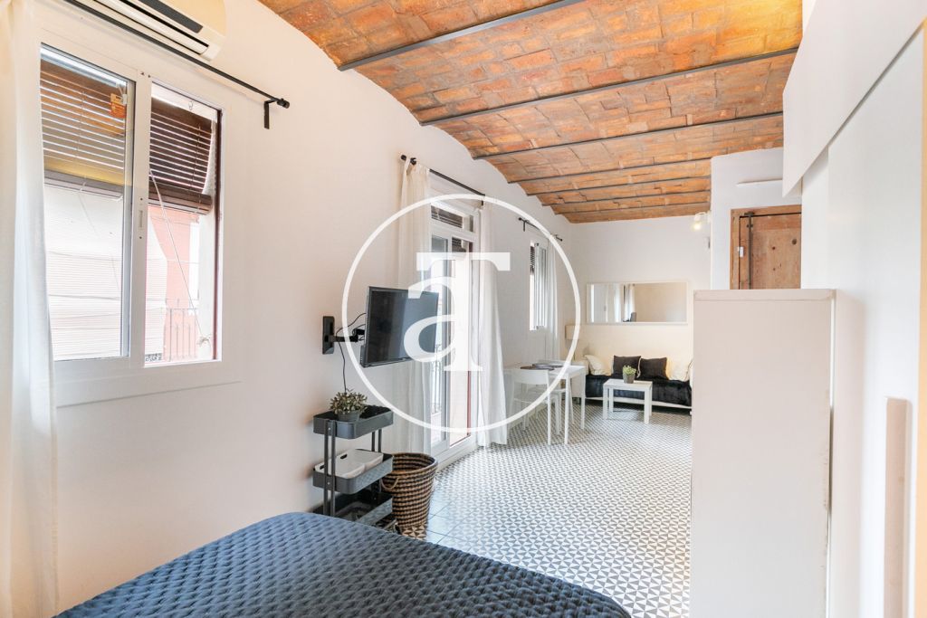 Furnished and equipped studio with balcony steps away from Paseo Joan de Borbó 18