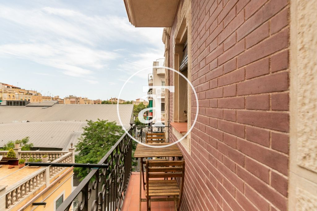Furnished and equipped studio with balcony steps away from Paseo Joan de Borbó 15