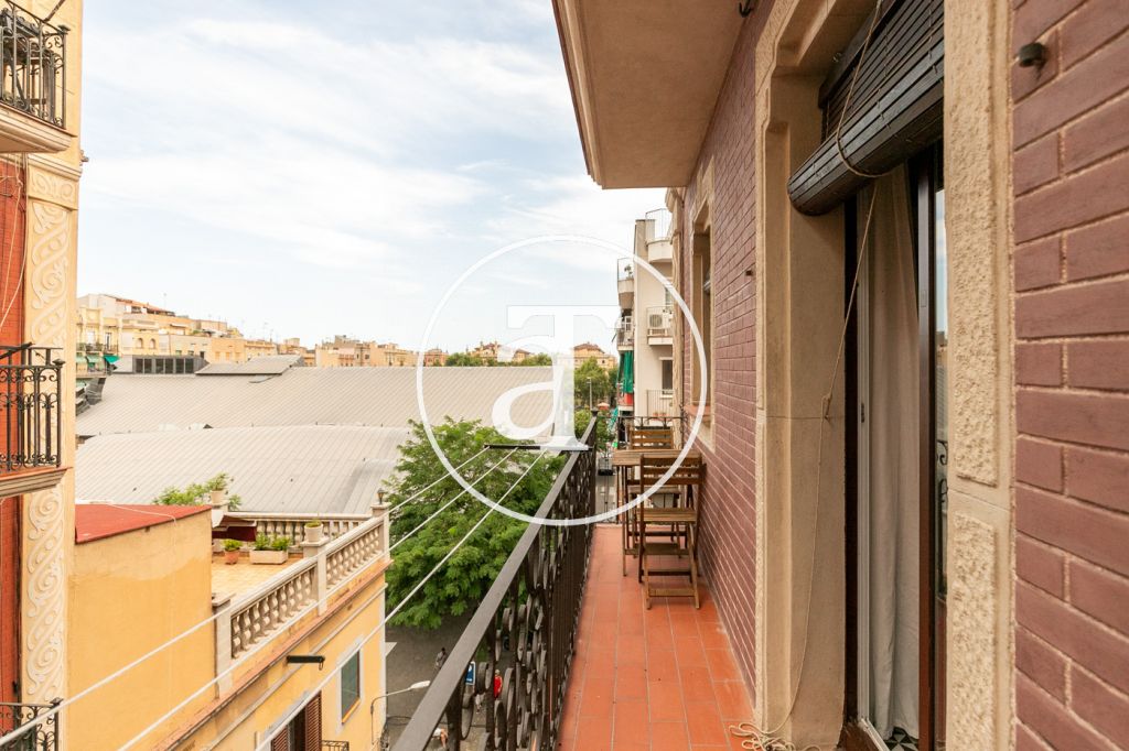Furnished and equipped studio with balcony steps away from Paseo Joan de Borbó 17