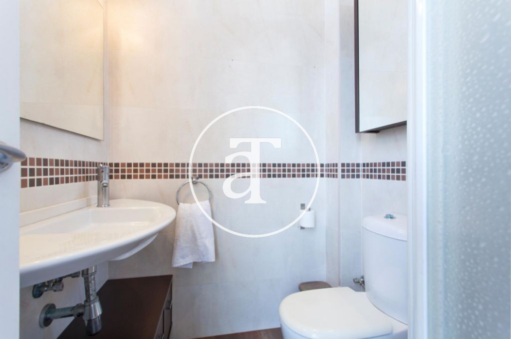 Piso de alquiler temporal de dos habitaciones dobles y dos baños en Eixample 15