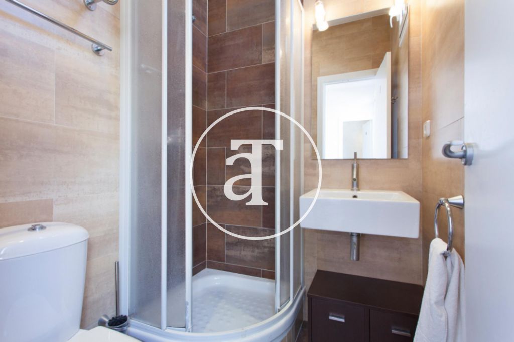 Piso de alquiler temporal de dos habitaciones dobles y dos baños en Eixample 17