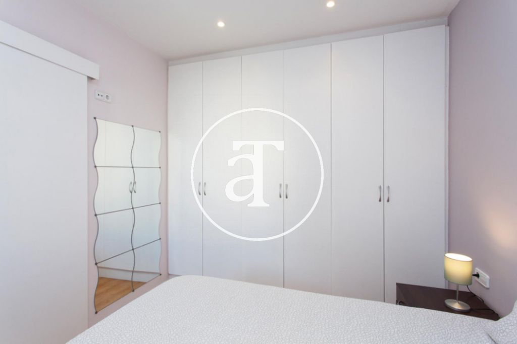 Piso de alquiler temporal de dos habitaciones dobles y dos baños en Eixample 12