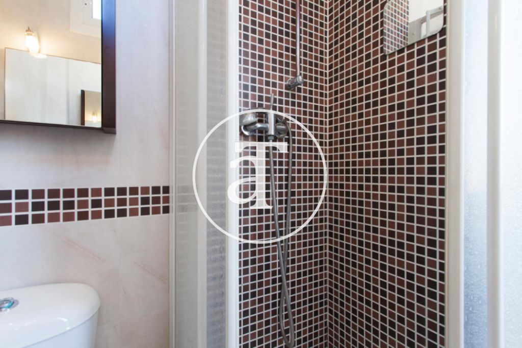 Piso de alquiler temporal de dos habitaciones dobles y dos baños en Eixample 16