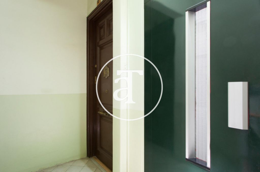 Piso de alquiler temporal de dos habitaciones dobles y dos baños en Eixample 19