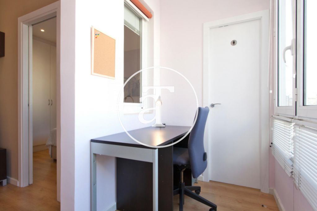 Piso de alquiler temporal de dos habitaciones dobles y dos baños en Eixample 14