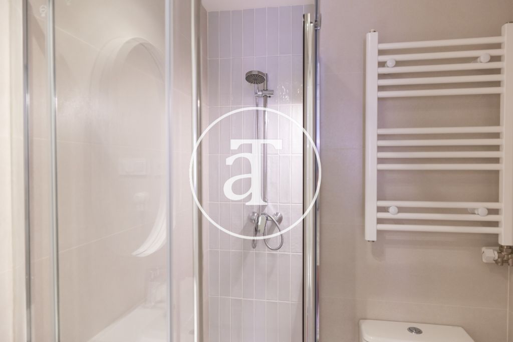 Monthly rental apartment with 2 bedrooms and a studio, 2 bathrooms and a balcony in Sant Martí 17