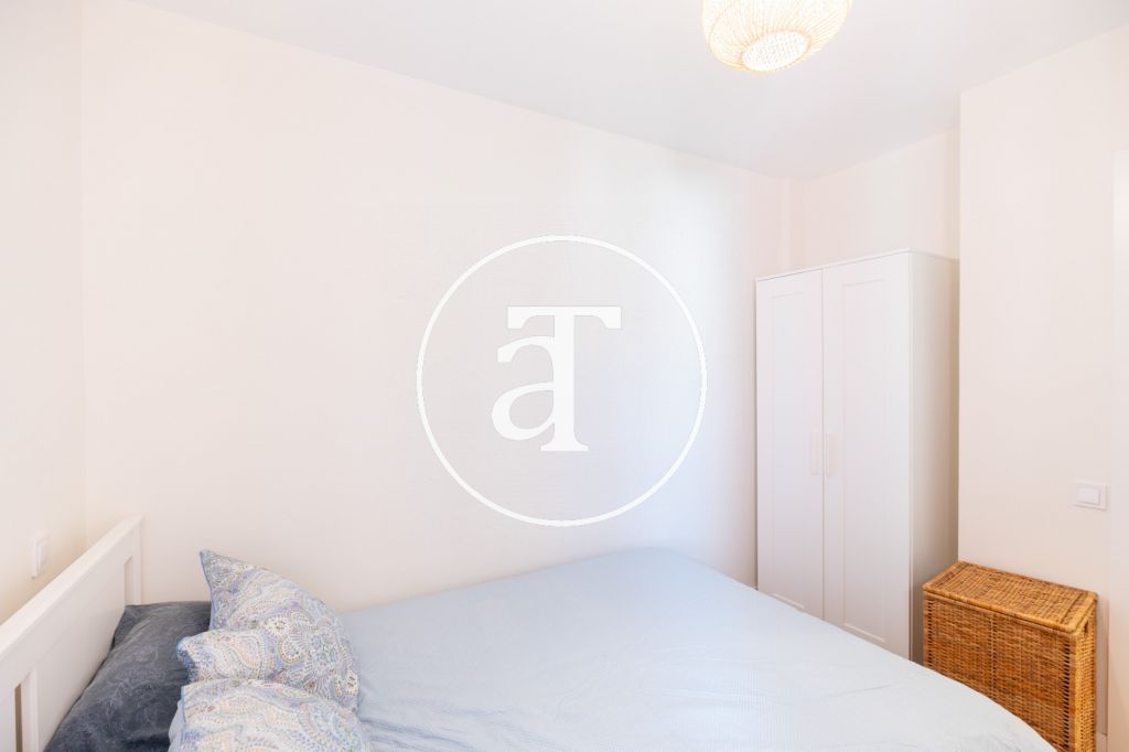 Monthly rental apartment with 2 bedrooms and a studio, 2 bathrooms and a balcony in Sant Martí 20
