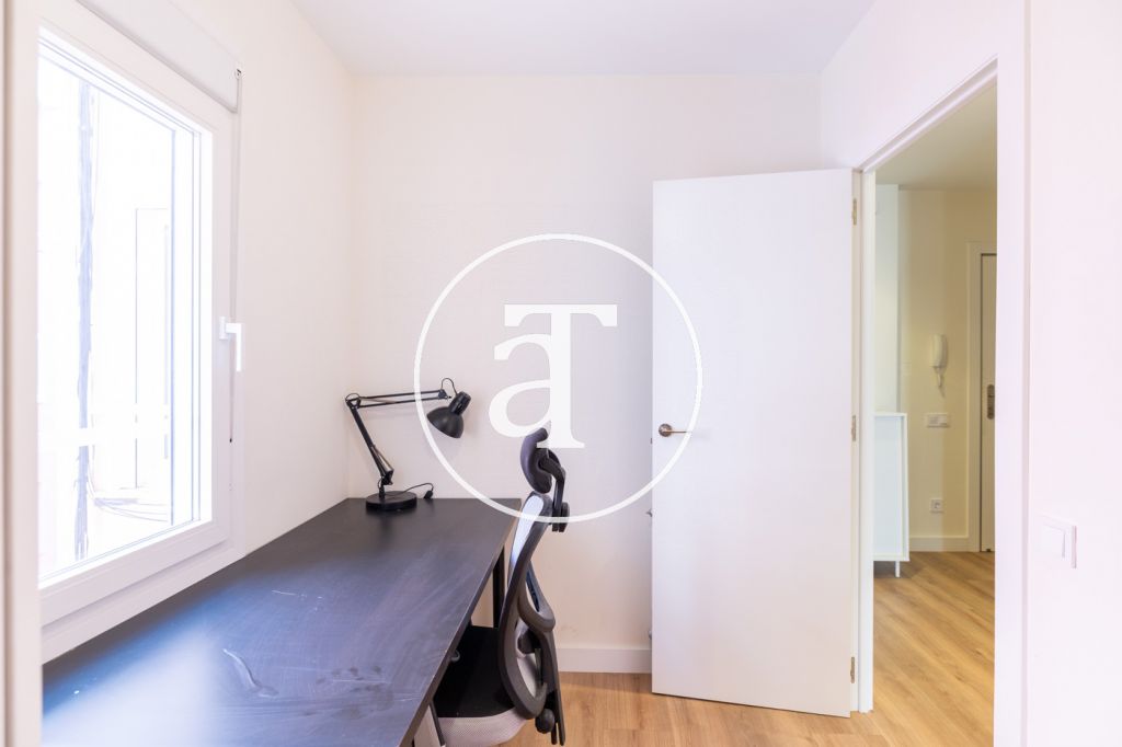 Monthly rental apartment with 2 bedrooms and a studio, 2 bathrooms and a balcony in Sant Martí 25