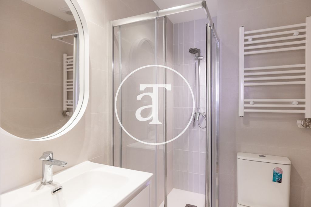Monthly rental apartment with 2 bedrooms and a studio, 2 bathrooms and a balcony in Sant Martí 16