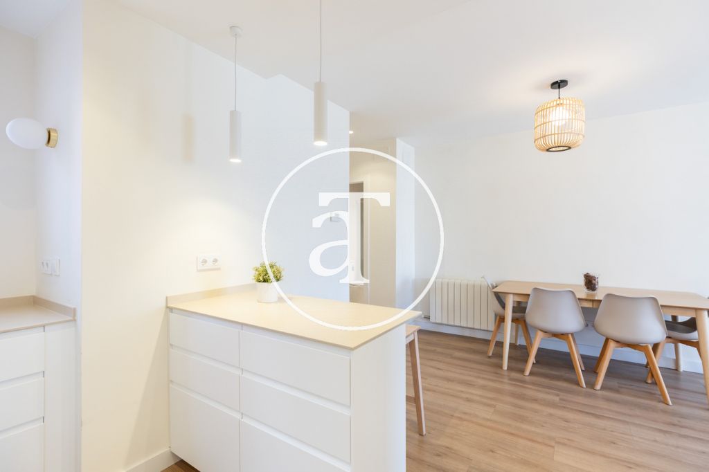 Monthly rental apartment with 2 bedrooms and a studio, 2 bathrooms and a balcony in Sant Martí 12