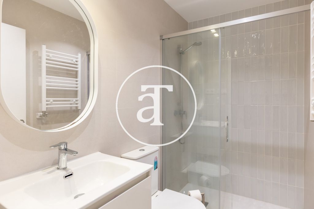 Monthly rental apartment with 2 bedrooms and a studio, 2 bathrooms and a balcony in Sant Martí 22