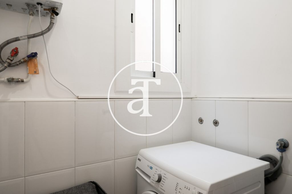 Monthly rental apartment: 2 bedrooms and 1 bathroom with large terrace in Eixample 26