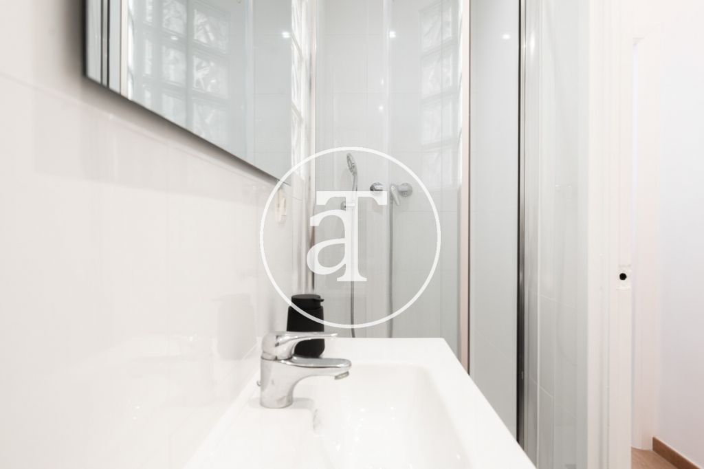 Monthly rental apartment: 2 bedrooms and 1 bathroom with large terrace in Eixample 20