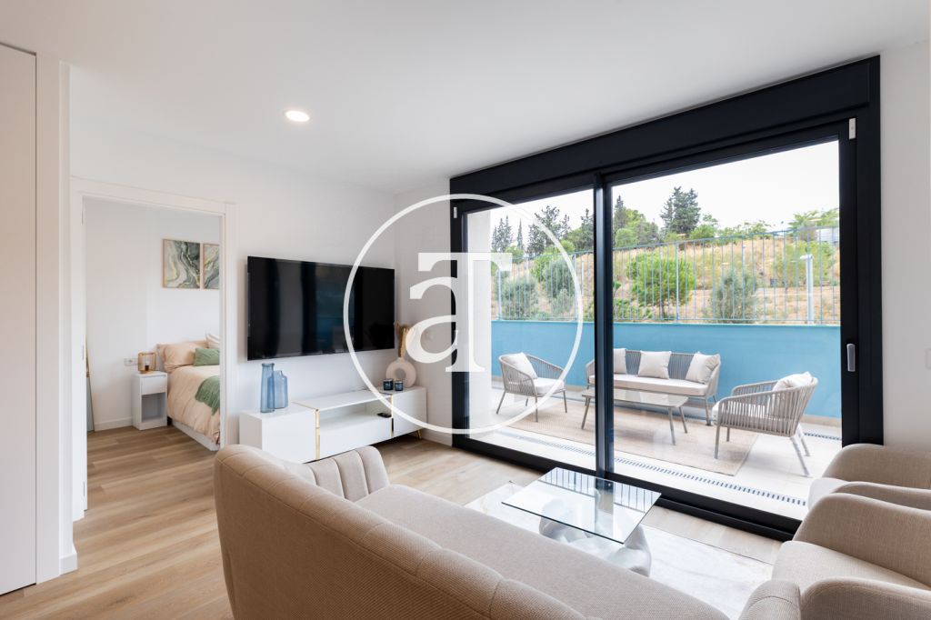 Piso de alquiler temporal de 2 habitaciones y 2 baños con terraza de 25 m², piscina y parking en Sants-Montjuïc