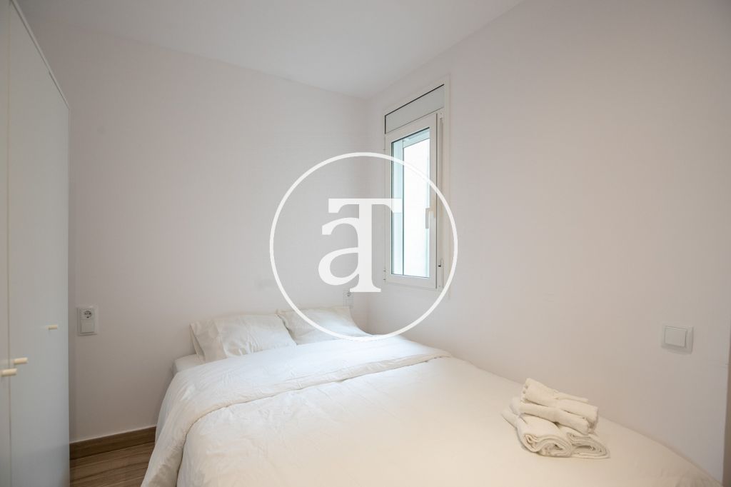 Ático de alquiler temporal de 1 habitación con fabulosa terraza privada en Paseo Sant Joan 21