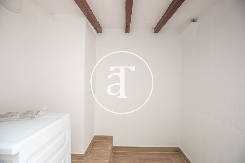 Ático de alquiler temporal de 1 habitación con fabulosa terraza privada en Paseo Sant Joan 28