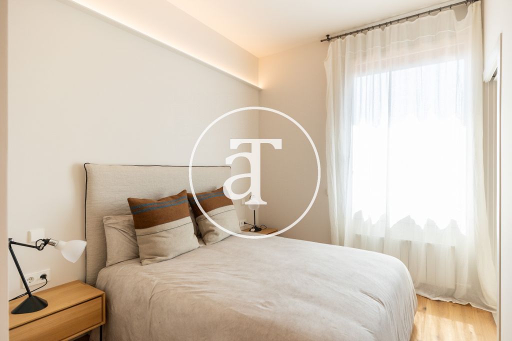 Piso de alquiler temporal de 4 habitaciones, 2 baños y aseo en calle Muntaner 16