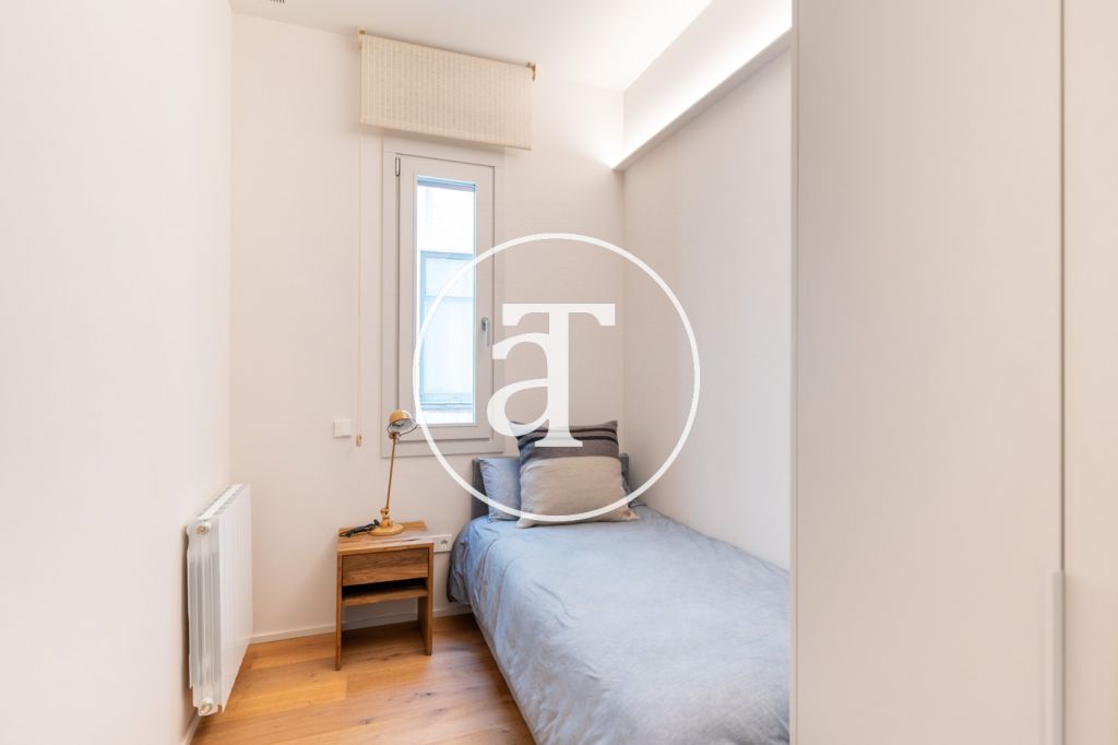 Piso de alquiler temporal de 4 habitaciones, 2 baños y aseo en calle Muntaner 34