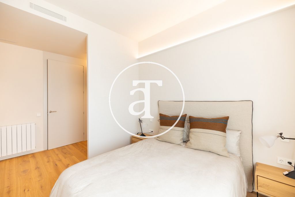 Piso de alquiler temporal de 4 habitaciones, 2 baños y aseo en calle Muntaner 15