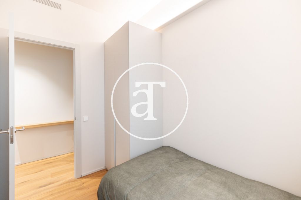 Piso de alquiler temporal de 4 habitaciones, 2 baños y aseo en calle Muntaner 31