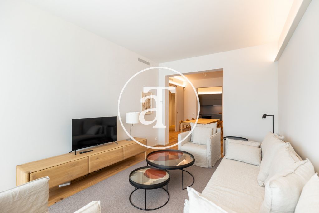 Piso de alquiler temporal de 4 habitaciones, 2 baños y aseo en calle Muntaner 5