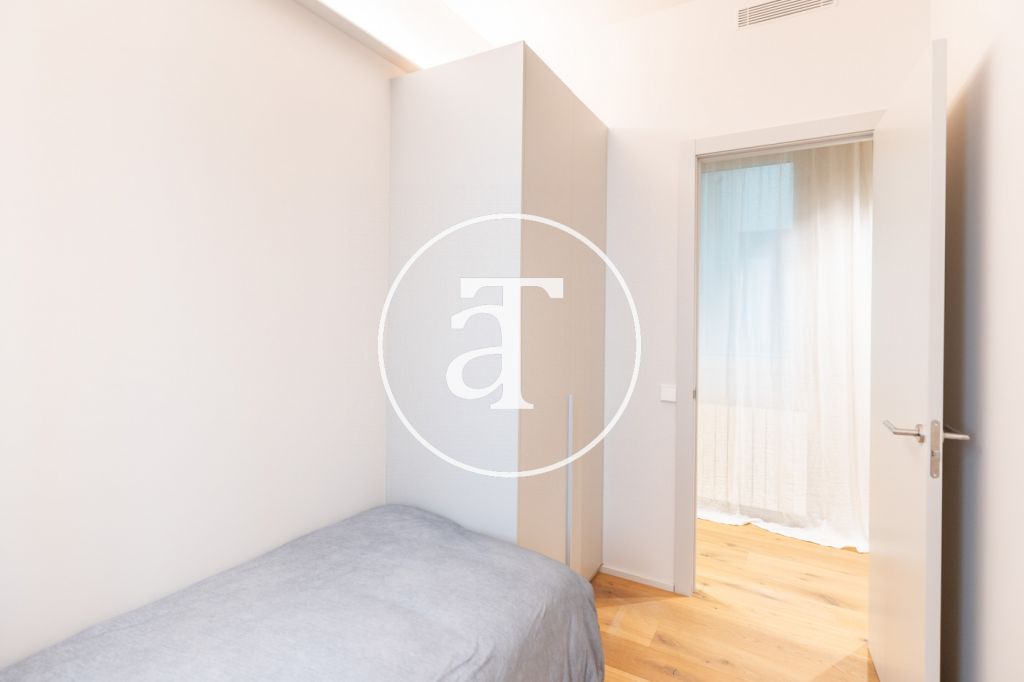 Piso de alquiler temporal de 4 habitaciones, 2 baños y aseo en calle Muntaner 35