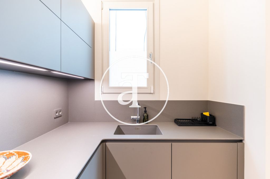 Piso de alquiler temporal de 4 habitaciones, 2 baños y aseo en calle Muntaner 13