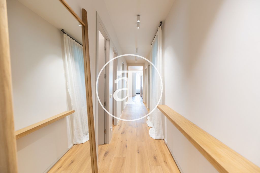Piso de alquiler temporal de 4 habitaciones, 2 baños y aseo en calle Muntaner 23