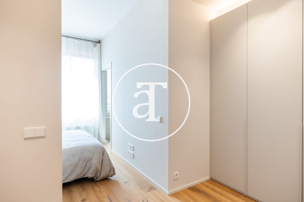 Piso de alquiler temporal de 4 habitaciones, 2 baños y aseo en calle Muntaner 21