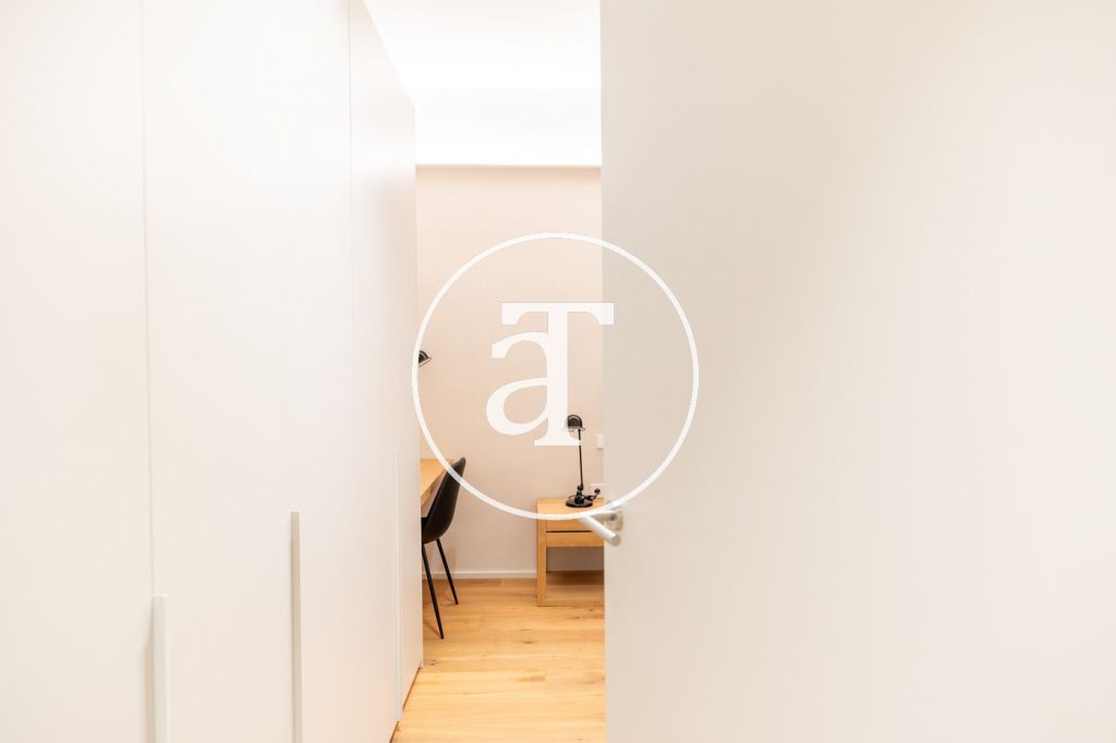 Piso de alquiler temporal de 4 habitaciones, 2 baños y aseo en calle Muntaner 27