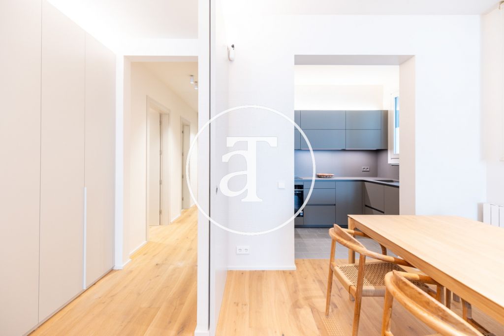 Piso de alquiler temporal de 4 habitaciones, 2 baños y aseo en calle Muntaner 11