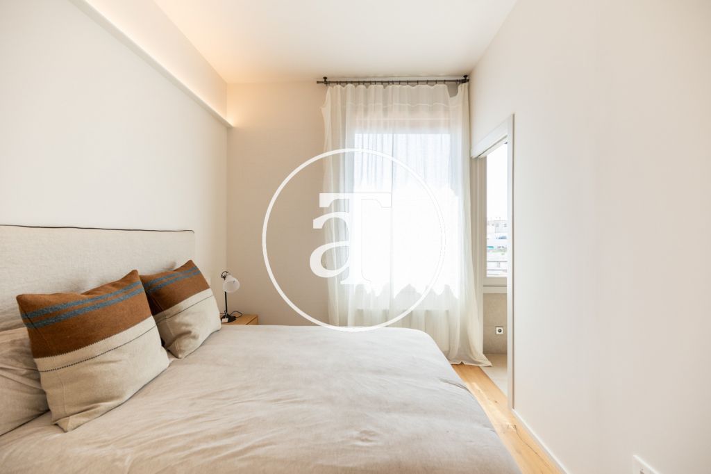 Piso de alquiler temporal de 4 habitaciones, 2 baños y aseo en calle Muntaner 17