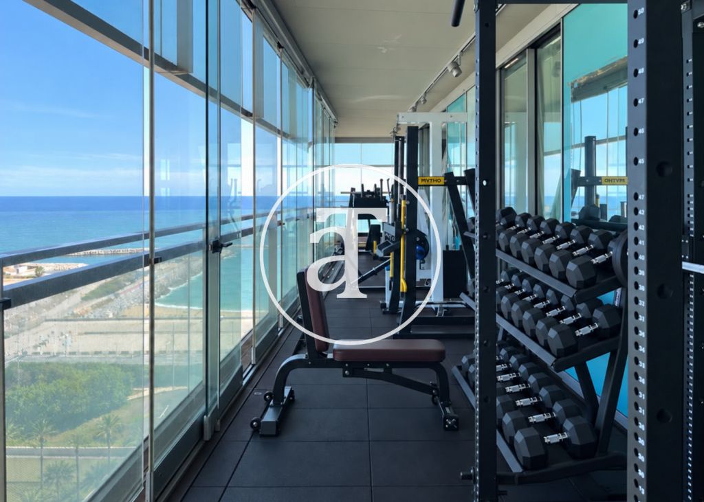 Monthly rental apartment with 3 bedrooms and 2 bathrooms, terrace with gym equipment and sea views in Sant Martí 10
