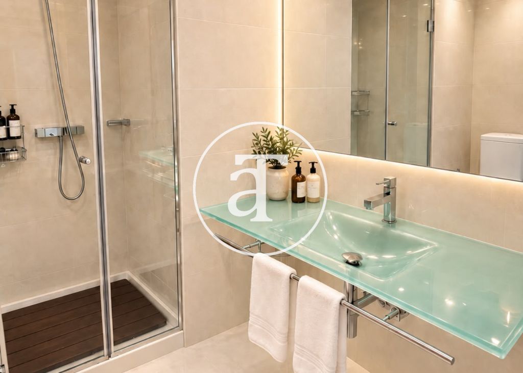 Monthly rental apartment with 3 bedrooms and 2 bathrooms, terrace with gym equipment and sea views in Sant Martí 19