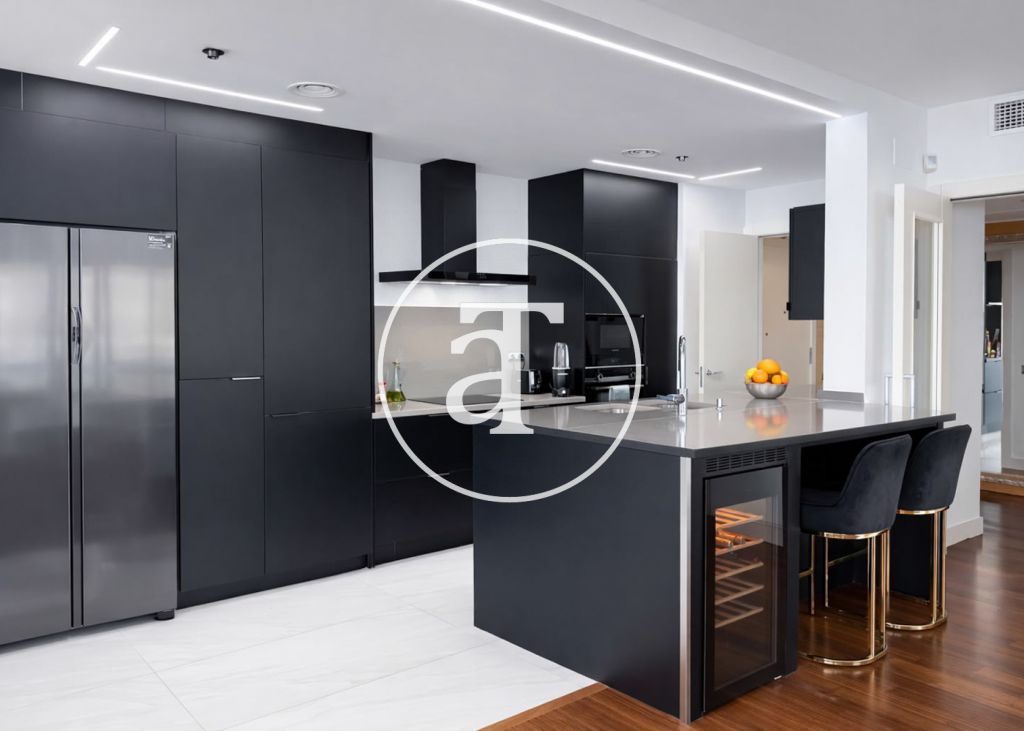 Monthly rental apartment with 3 bedrooms and 2 bathrooms, terrace with gym equipment and sea views in Sant Martí 12