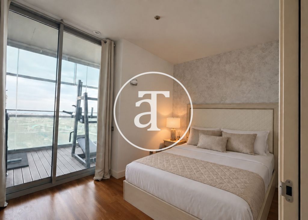 Monthly rental apartment with 3 bedrooms and 2 bathrooms, terrace with gym equipment and sea views in Sant Martí 18