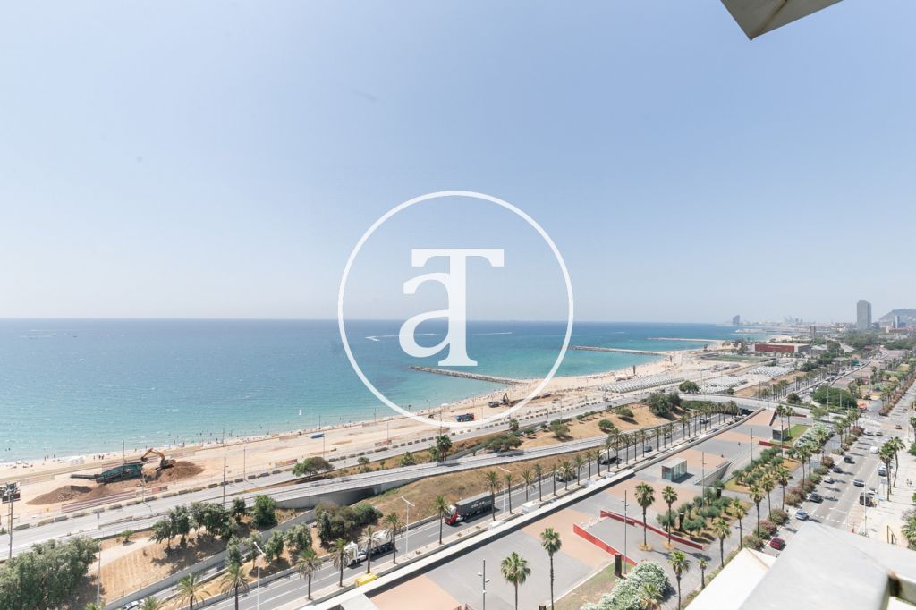 Monthly rental apartment with 3 bedrooms and 2 bathrooms, terrace with gym equipment and sea views in Sant Martí 5