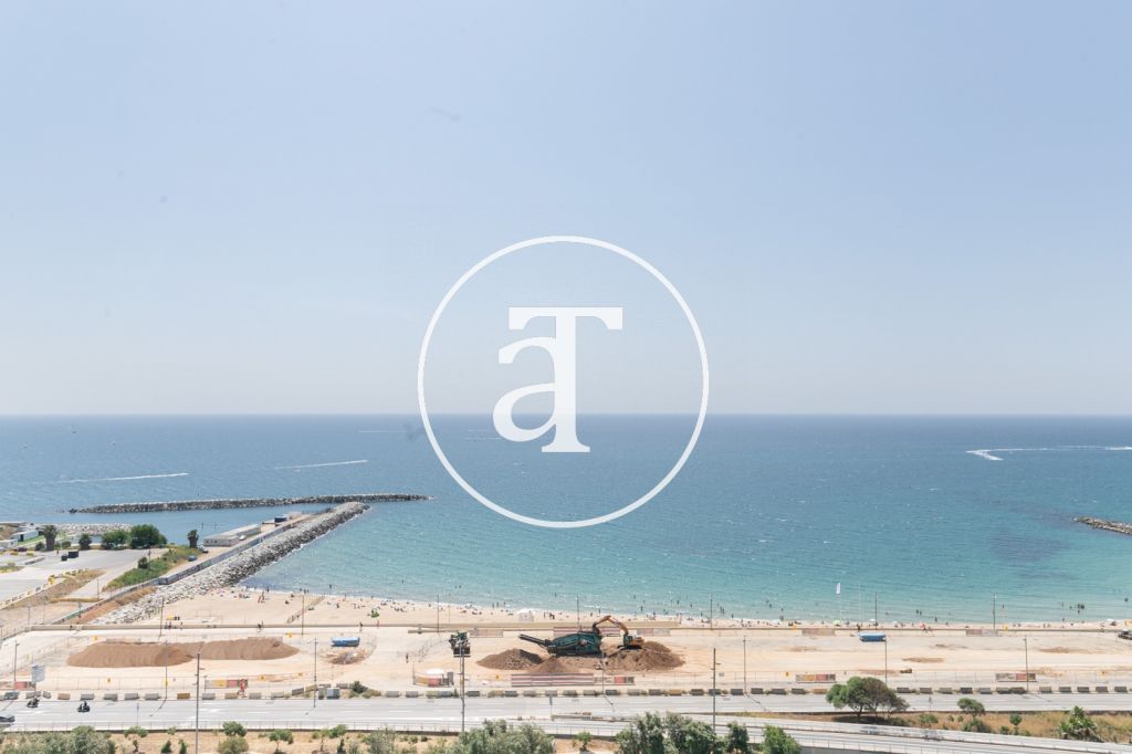 Monthly rental apartment with 3 bedrooms and 2 bathrooms, terrace with gym equipment and sea views in Sant Martí 7