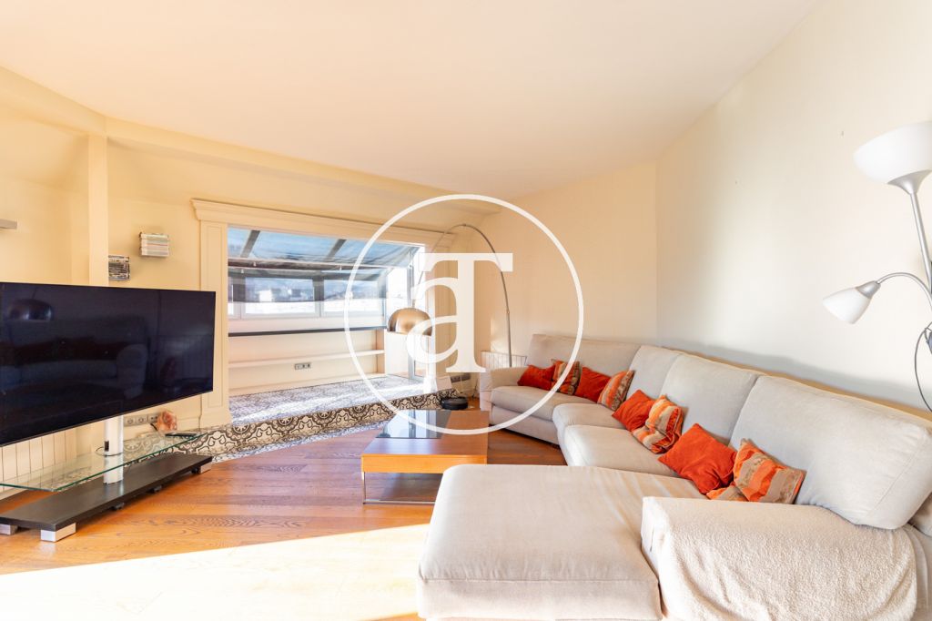 Penthouse à louer temporairement dans l'Eixample, comprenant 2 chambres, un bureau, 2 salles de bains et une terrasse avec vue panoramique.