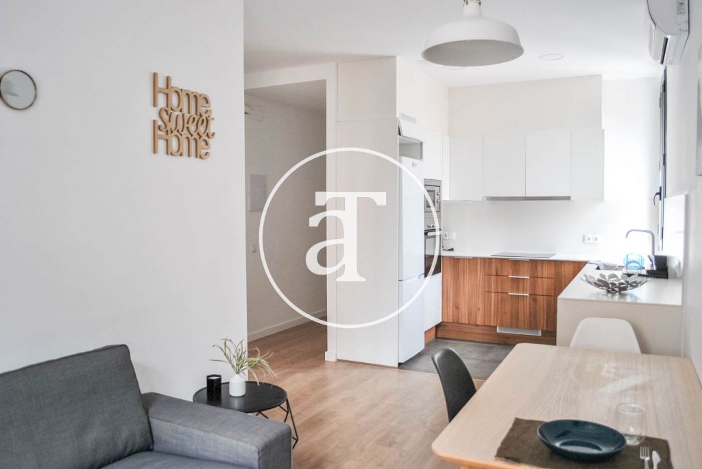 Monthly rental apartment with 3 bedrooms and terrace well communicated with Barcelona 11