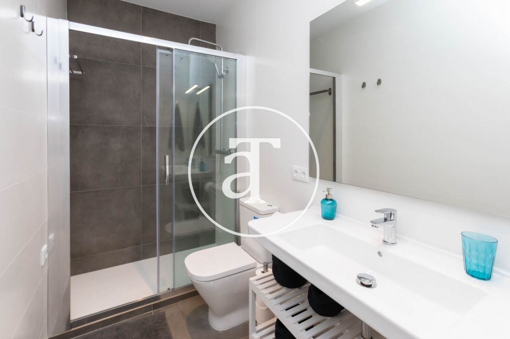 Monthly rental apartment with 3 bedrooms and terrace well communicated with Barcelona 42