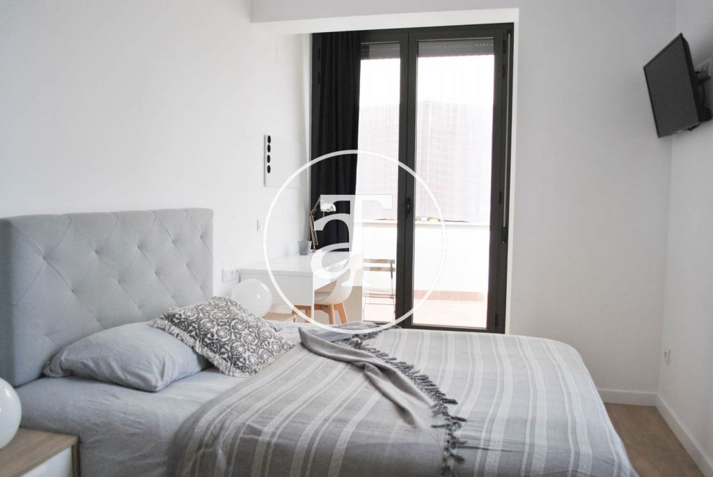 Monthly rental apartment with 3 bedrooms and terrace well communicated with Barcelona 32