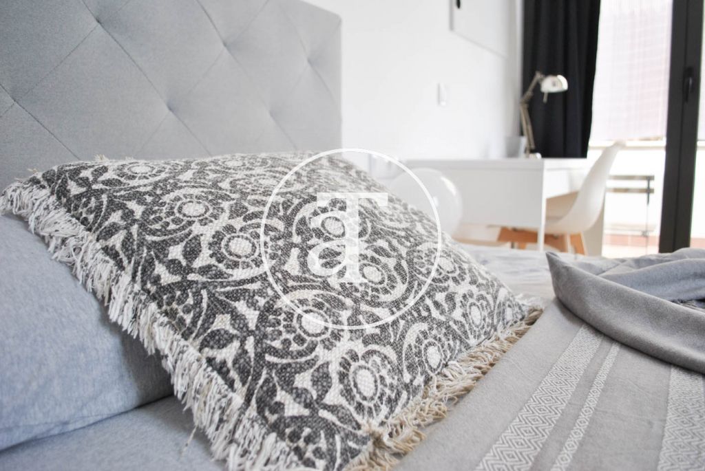 Monthly rental apartment with 3 bedrooms and terrace well communicated with Barcelona 33