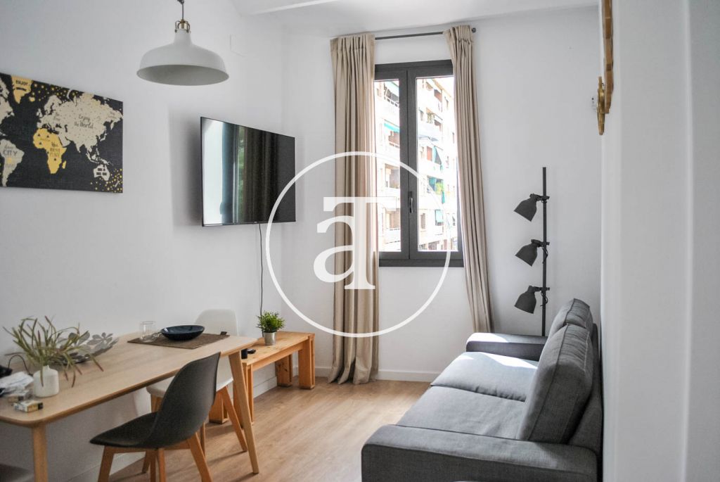 Monthly rental apartment with 3 bedrooms and terrace well communicated with Barcelona 5